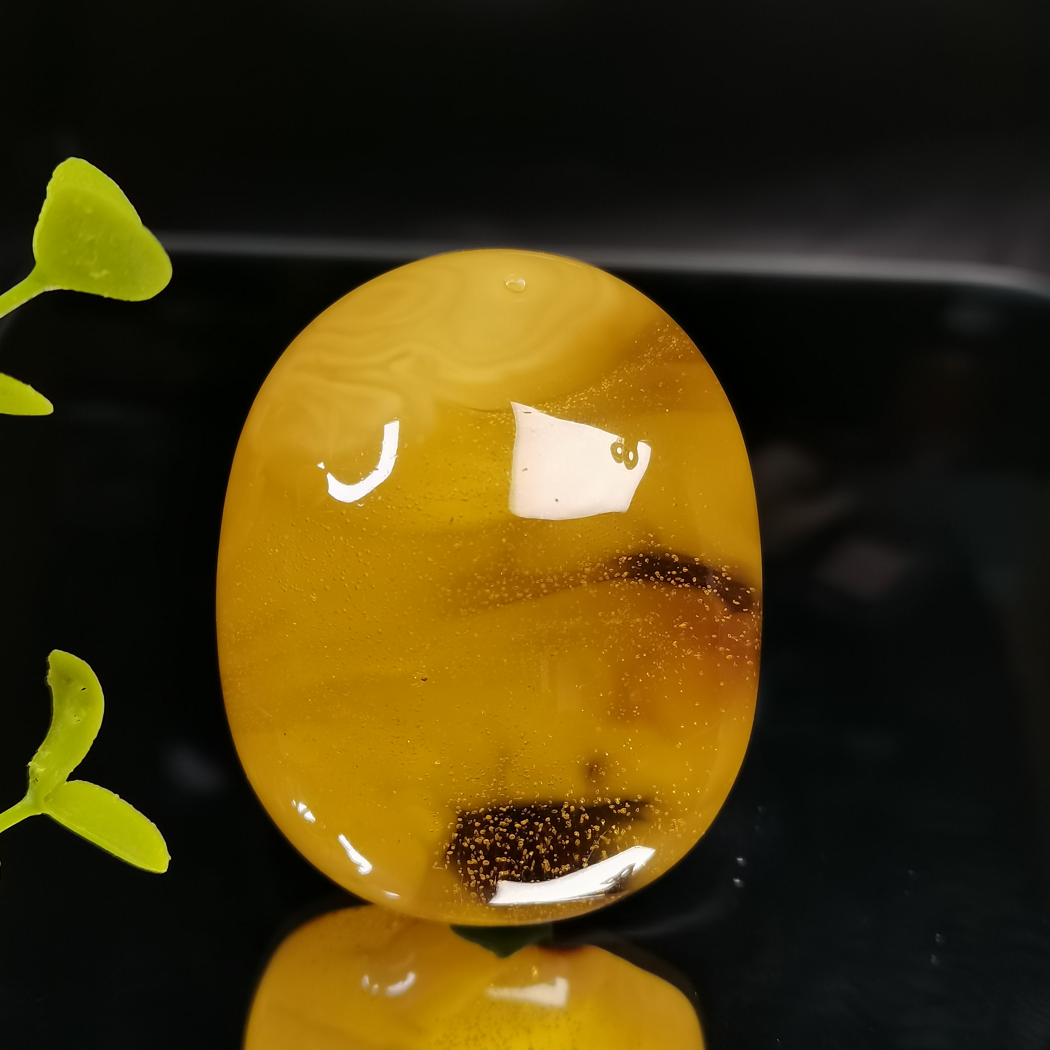 天然琥珀蜜蜡背留皮手把件蛋面金沙溶洞意境款毛衣吊坠约40.32g