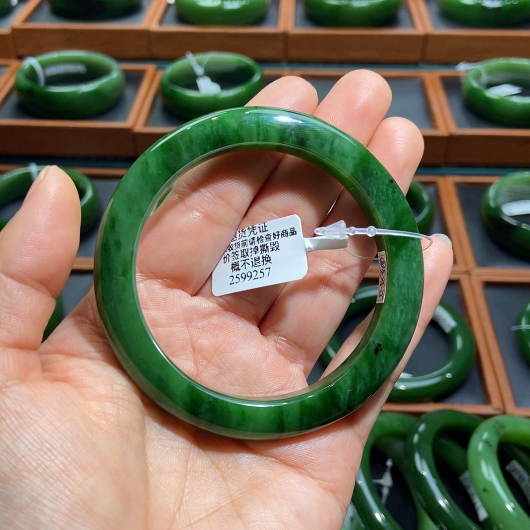 和田玉（碧玉）未镶嵌手镯俄碧红皮阳绿泥鳅背56.8