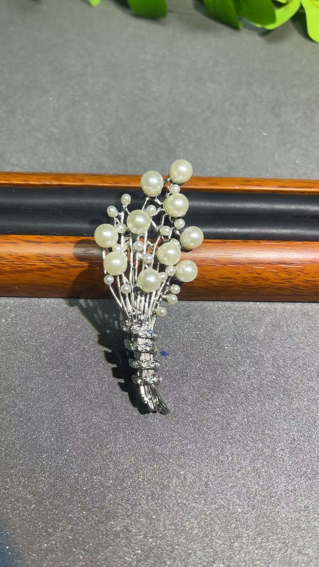 a4110白色手捧花胸针多样发