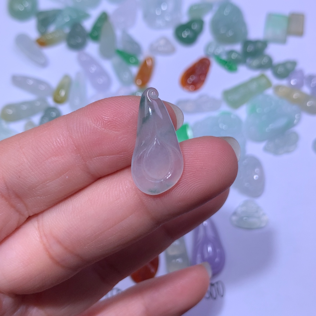 翡翠未镶嵌颈饰兰花