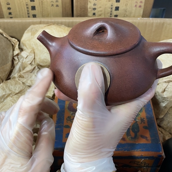 茶壶紫砂原矿泥料，手工制作的一把紫砂壶。