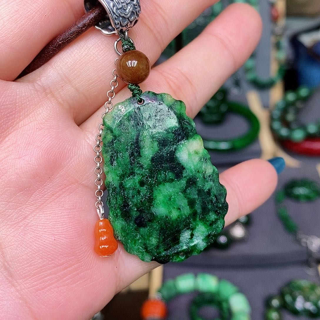 翡翠颈饰未镶嵌漂亮美眉