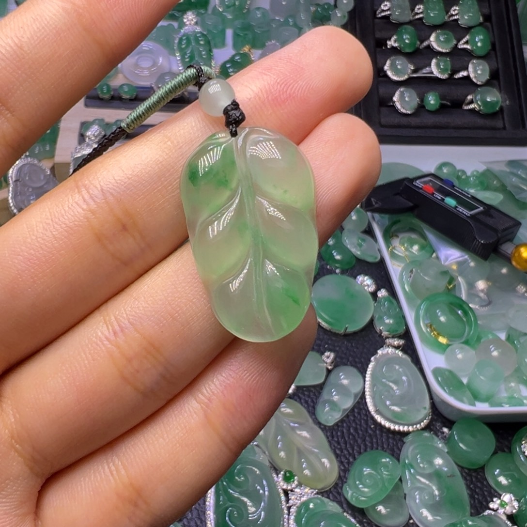 石英质玉（非洲翠）未镶嵌颈饰