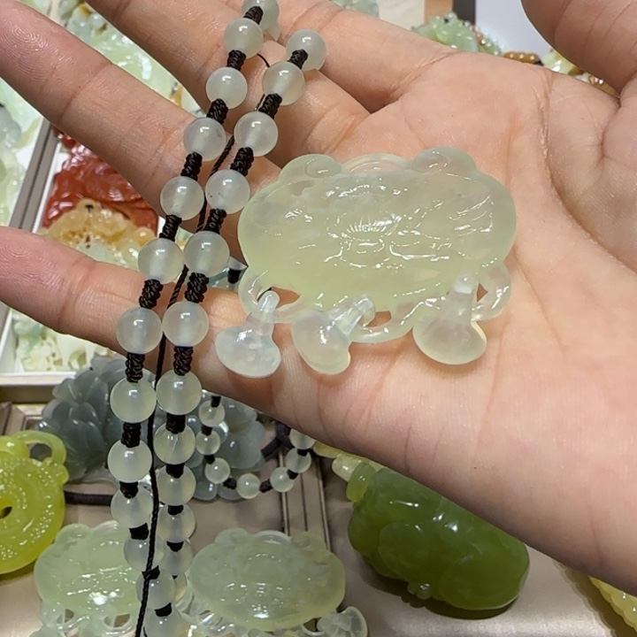 蛇纹石玉吊坠未镶嵌