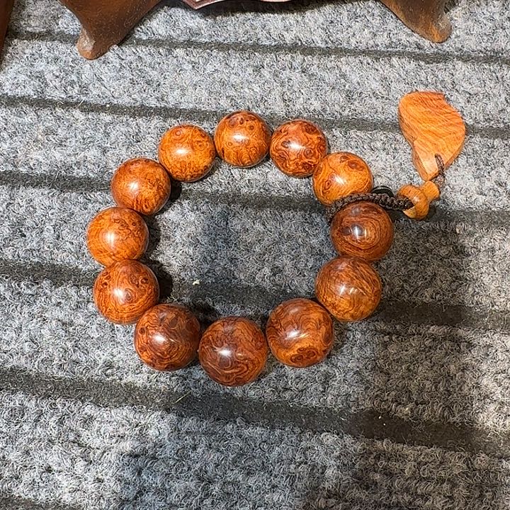 用***7手串一个 配礼盒………