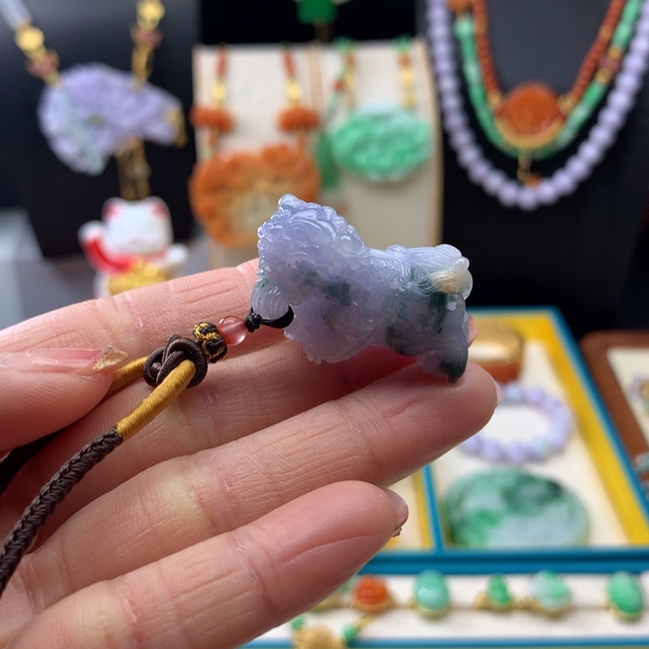 翡翠颈饰未镶嵌紫翡狮子