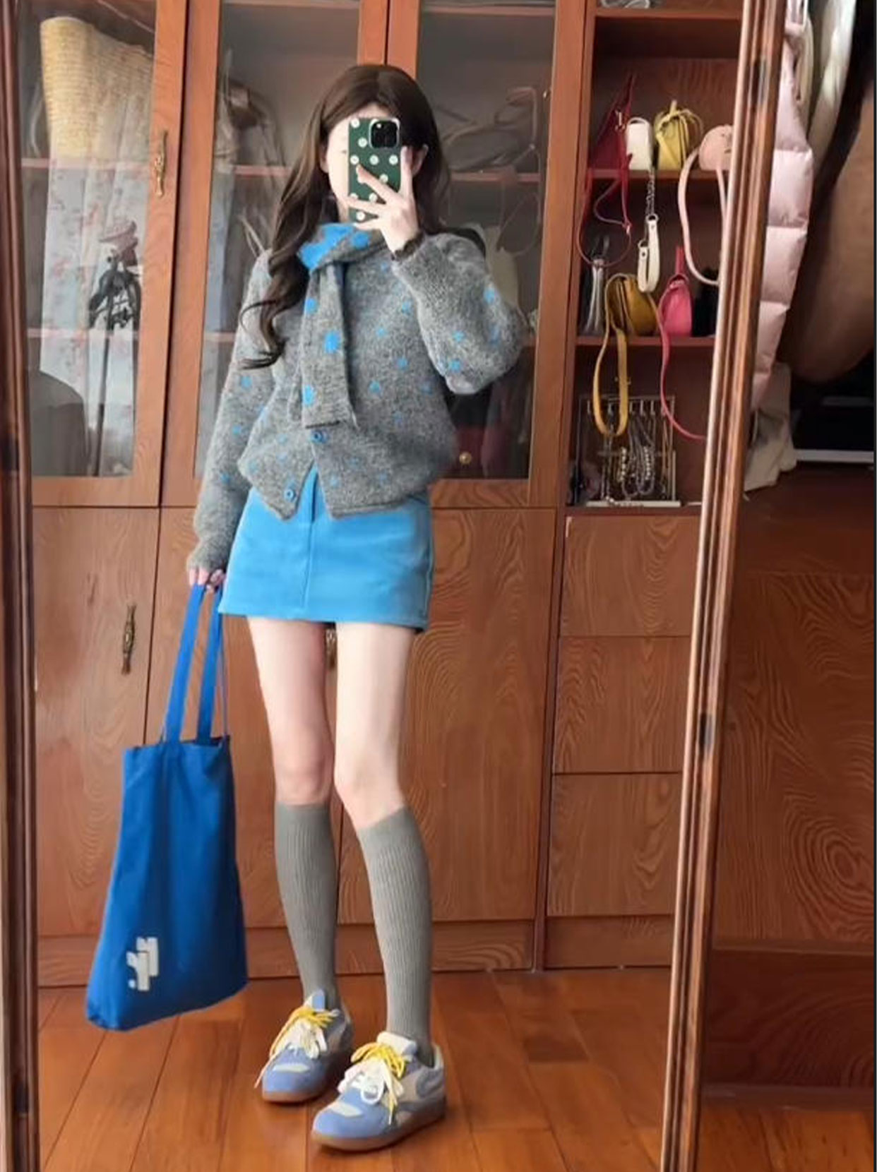 今年流行穿搭一整套秋冬季小众灰色针织上衣克莱因蓝短裙两件套