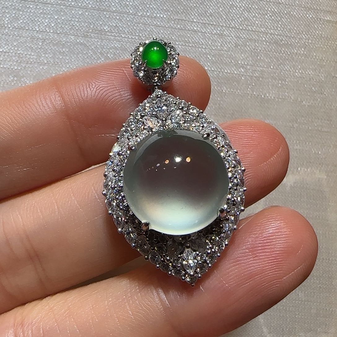 翡翠18K金镶嵌颈饰蛋面吊坠