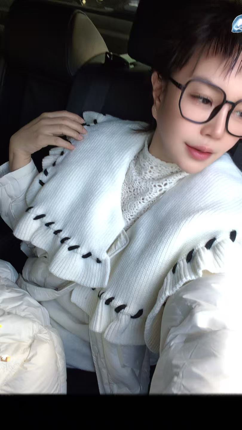 【济州岛】2025冬季：甜美减龄撞色明线娃娃领蓬松羽绒服