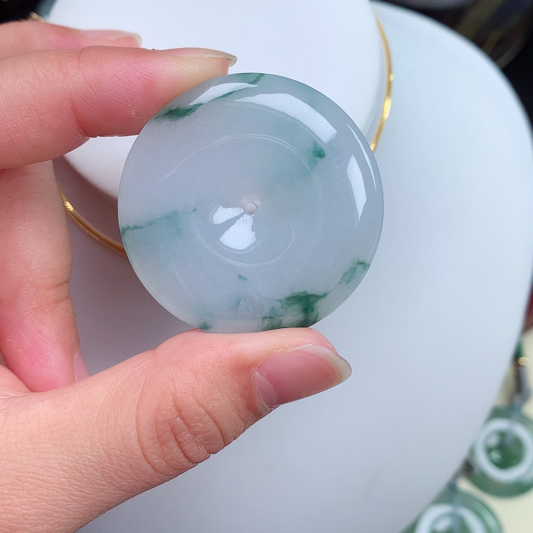 翡翠颈饰未镶嵌平安扣