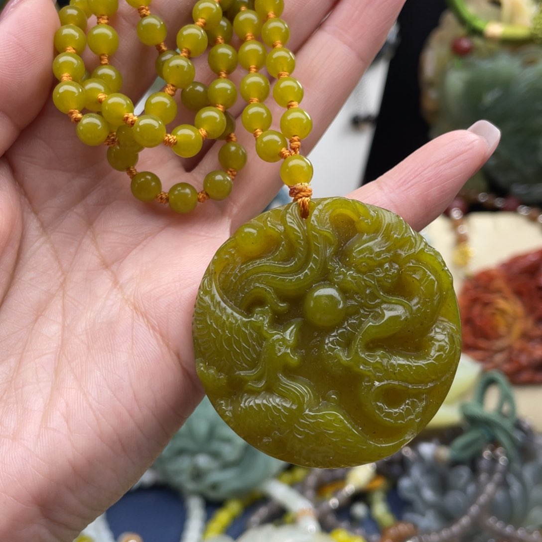 蛇纹石玉未镶嵌颈饰