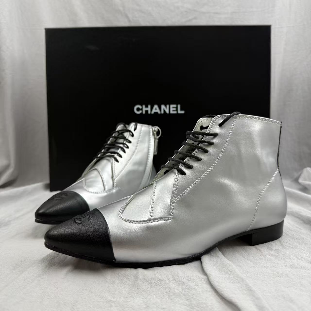 未使用 Chanel/香奈儿 38.5码/锡纸银尖头平底短靴1951