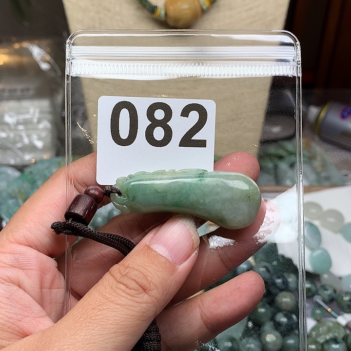 翡翠颈饰未镶嵌云**？翡翠