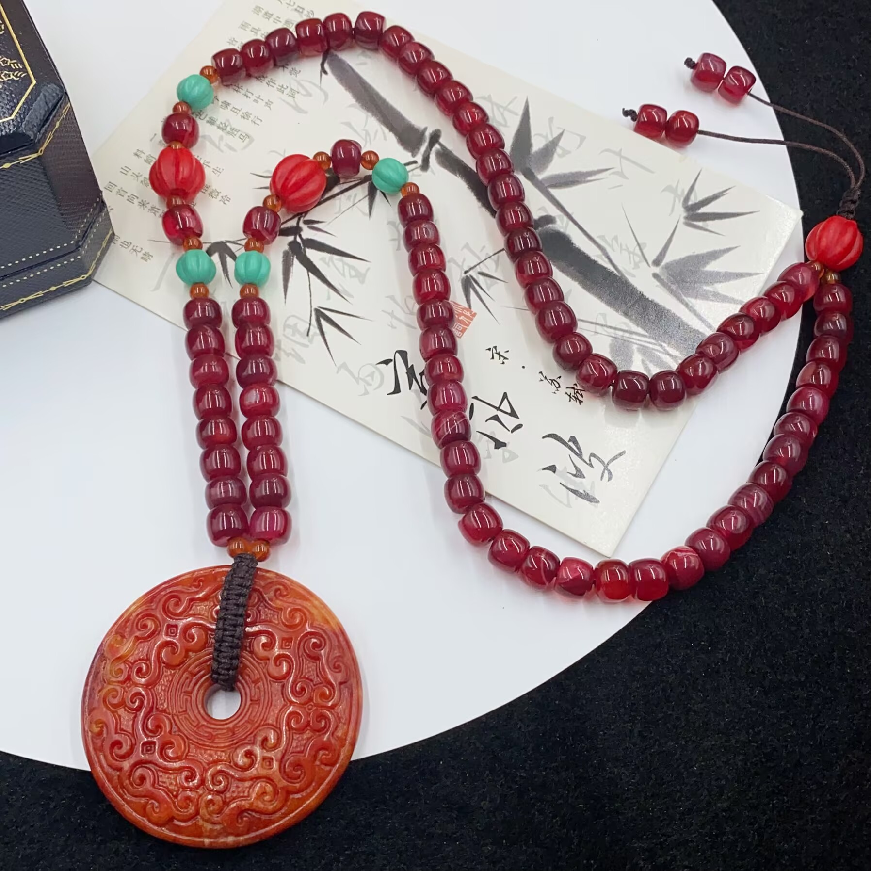 4052  橙色圆形雕刻圆吊坠时尚百搭多样性发货