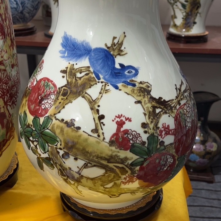 瓷片手绘釉里红金鼠旺财花瓶