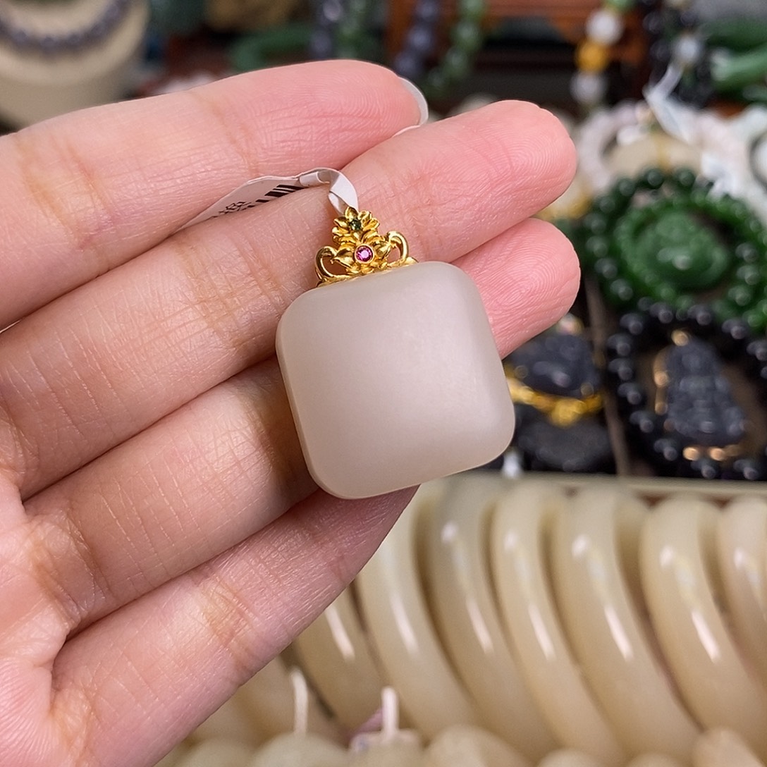 和田玉福利补贴熟藕粉方糖金镶吊坠未镶嵌