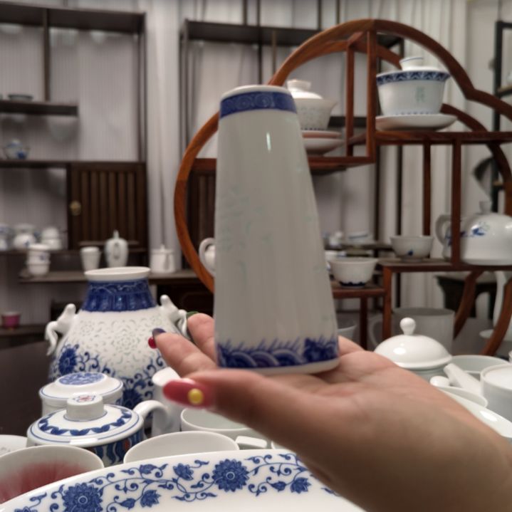 青花瓷青花玲珑直筒分酒器一个