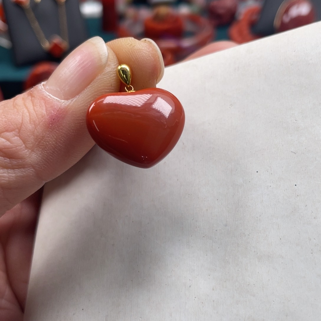 南红玛瑙川料瓦西满肉南红爱心吊坠18K金镶嵌