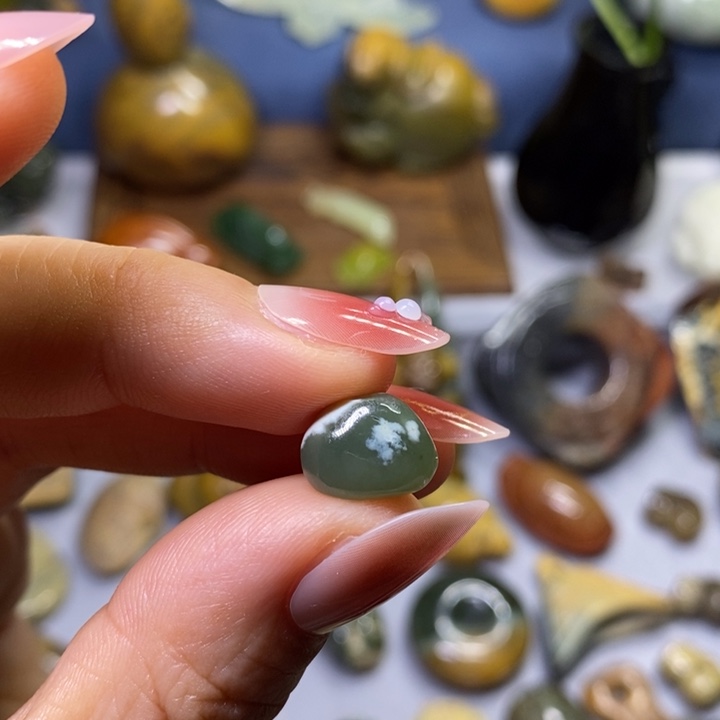 透闪石质玉未镶嵌挂件