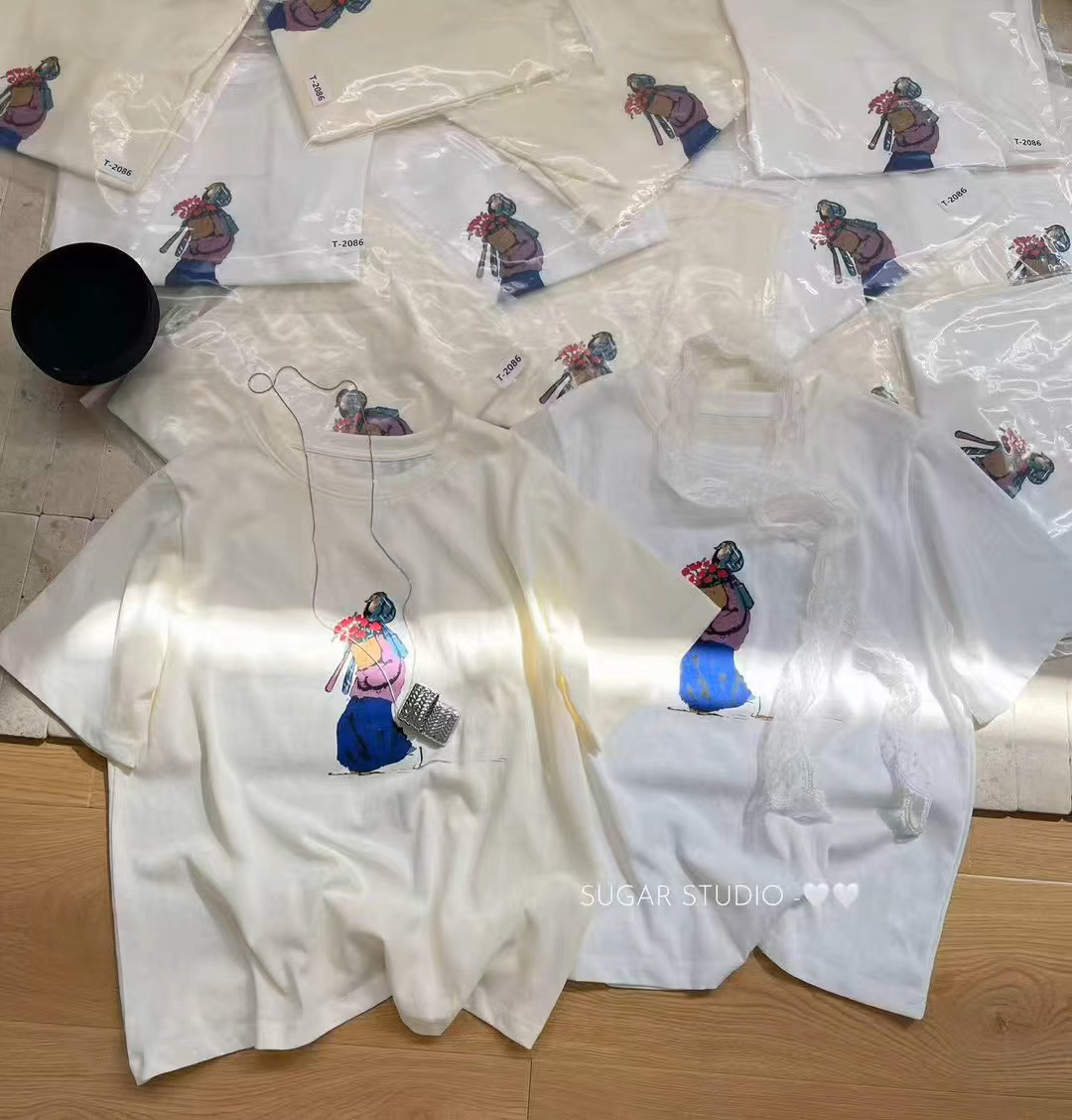 2086 手捧花女孩印花T恤