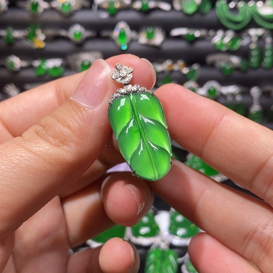 翡翠颈饰18K金镶嵌天然翡翠