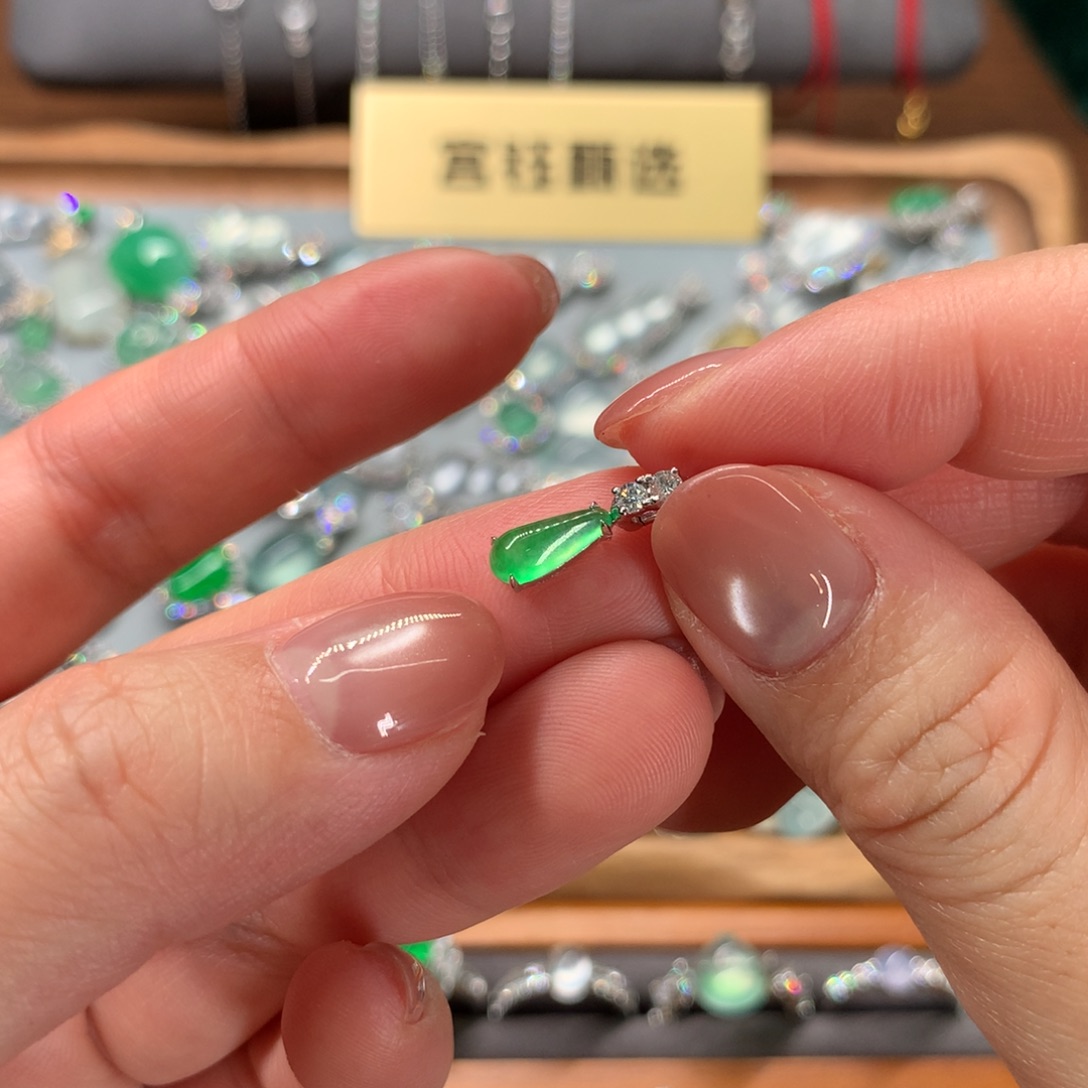 翡翠18K金镶嵌颈饰吊坠