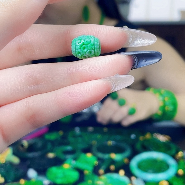 颈饰未镶嵌翡翠多样性