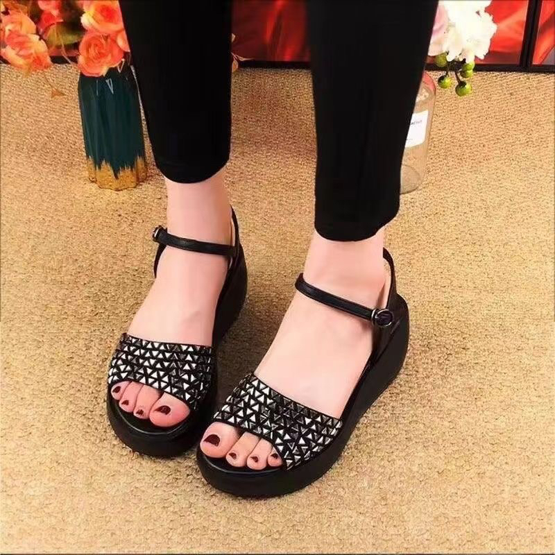 新品一字带坡跟中跟凉鞋女2025夏新款松糕厚底防水台亮片百搭女鞋