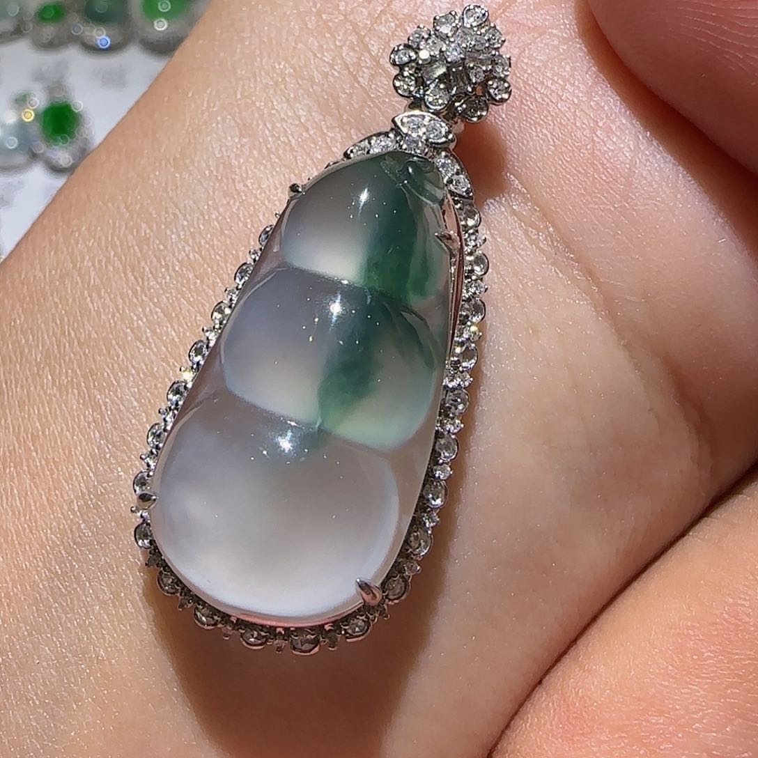 【闪购商品】颈饰18K金镶嵌翡翠天然