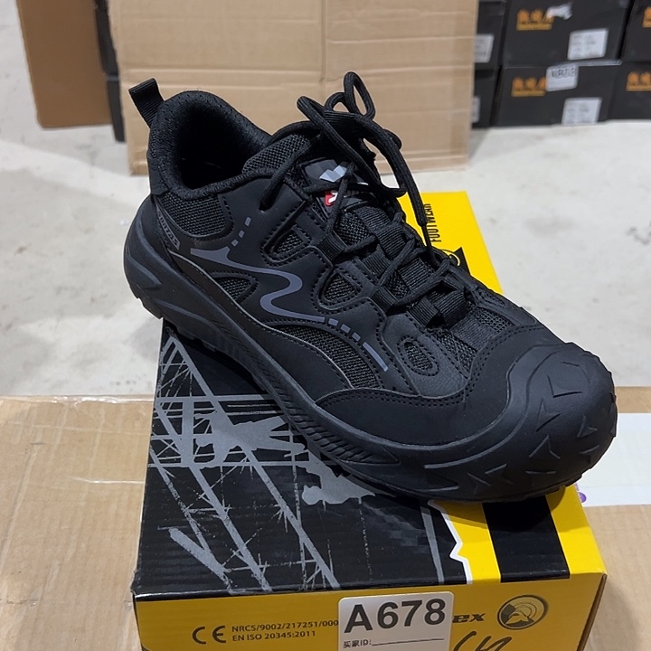 编码678号。42码防砸防刺劳保鞋。鞋底磨损。