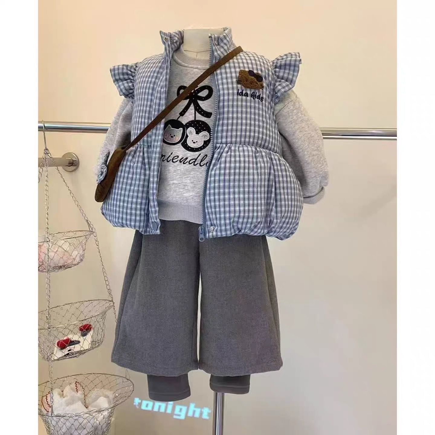 女童套装2025新款秋冬甜美保暖格子马甲加绒可爱卫衣裤子三件套潮