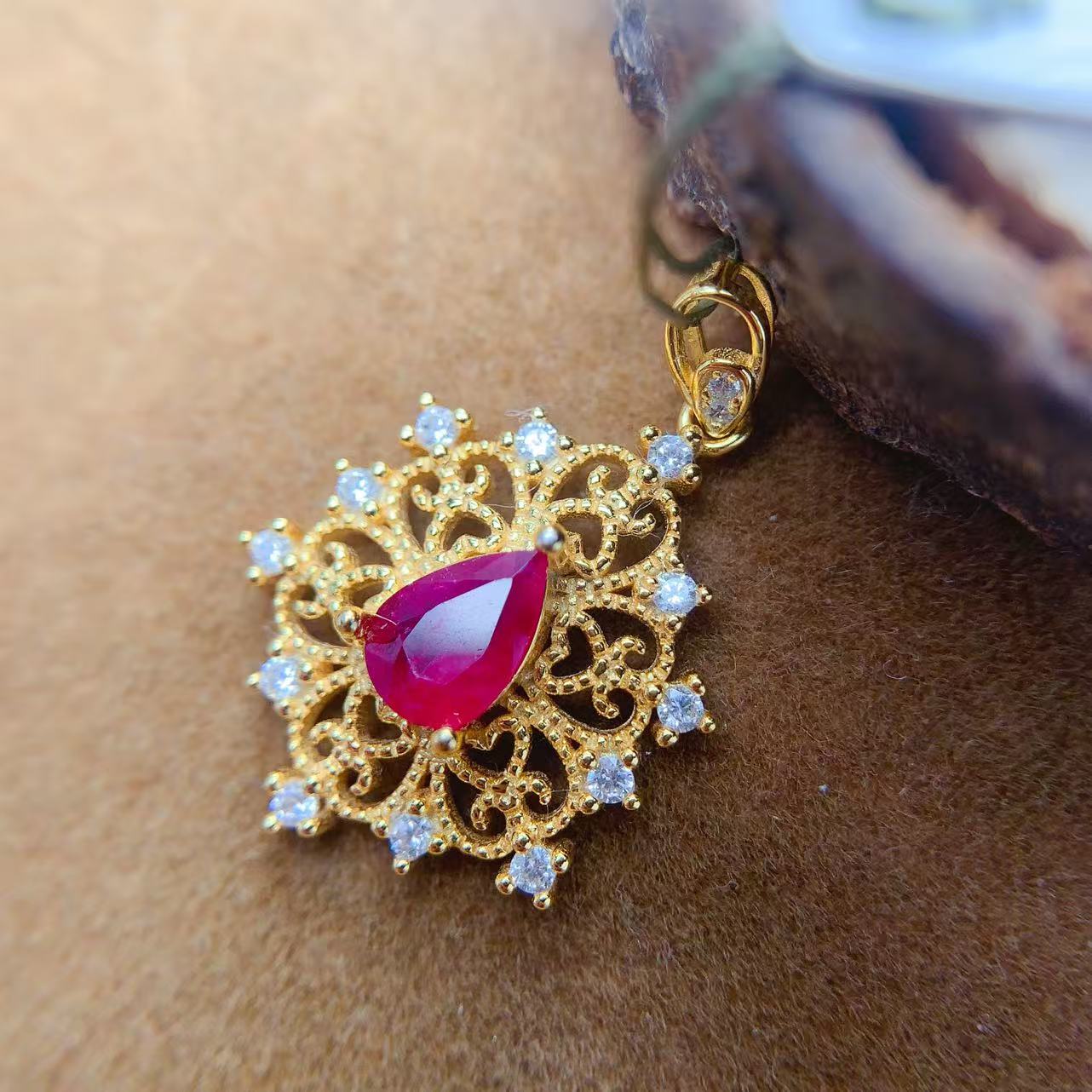 0137TSHD-L-红宝石吊坠-经典豪镶百搭款水滴切约1.2克拉