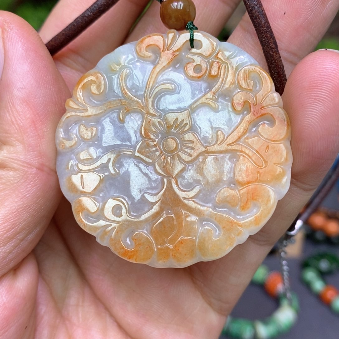 翡翠颈饰未镶嵌漂亮美眉