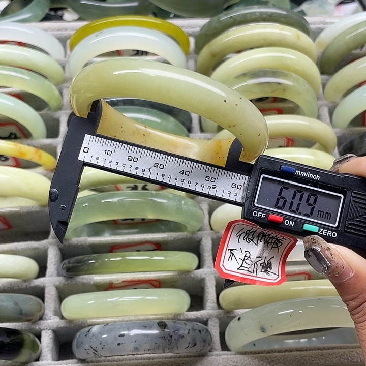 蛇纹石玉未镶嵌手镯207