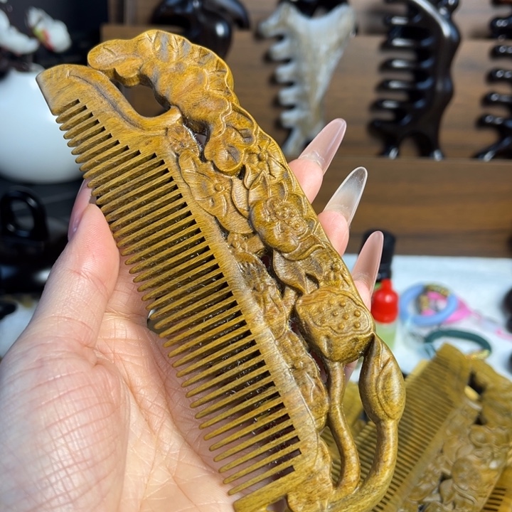 绿檀木雕花顺发梳