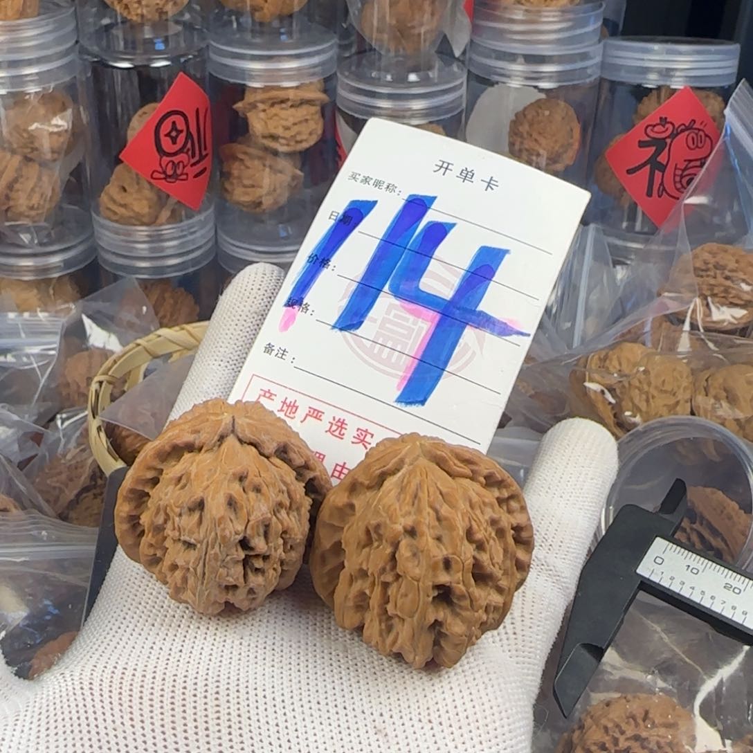 文玩核桃吊坠白狮子