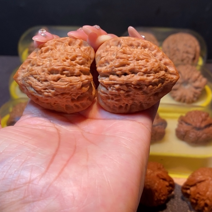 卜***帅文玩核桃吊坠蛇王一抹红38.5尺有修