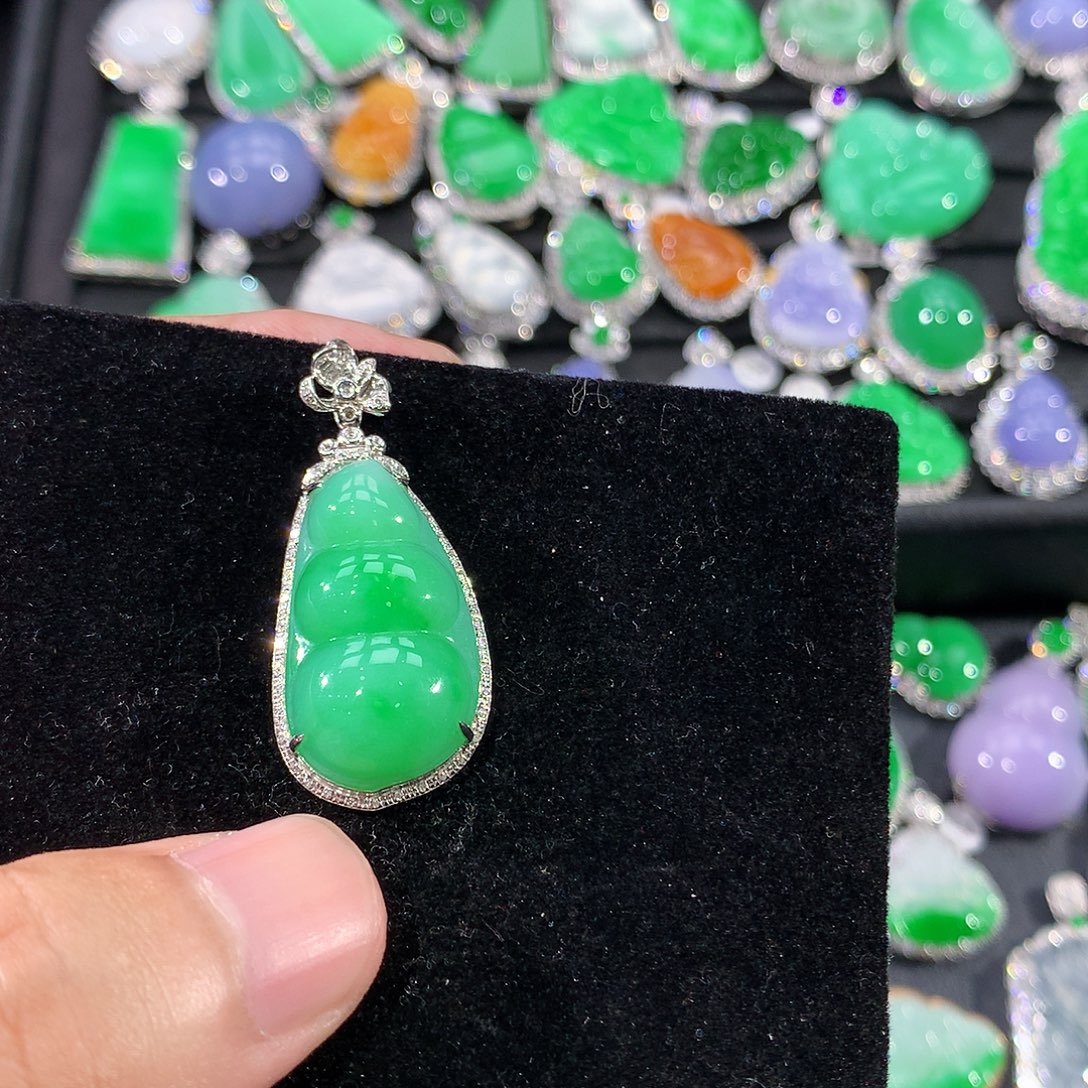 翡翠18K金镶嵌颈饰