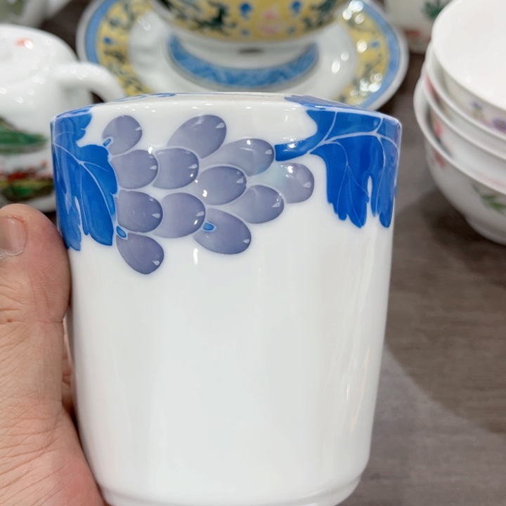 盘釉下五彩的瓷器在瓷器