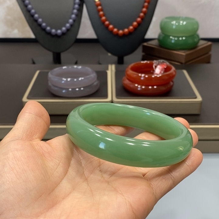 东陵石手镯未镶嵌静**开