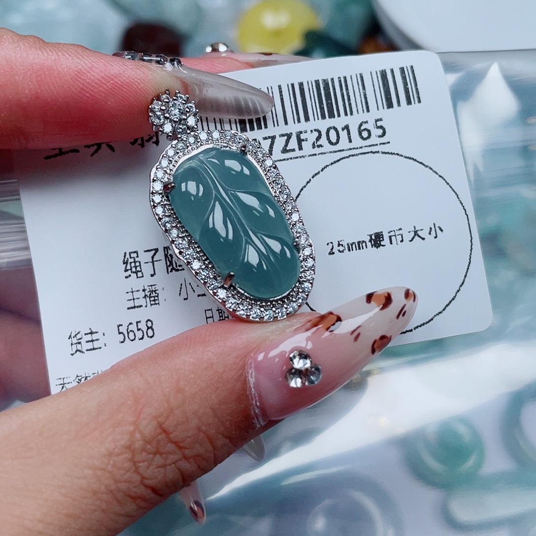 吊坠(不含链)未镶嵌翡翠