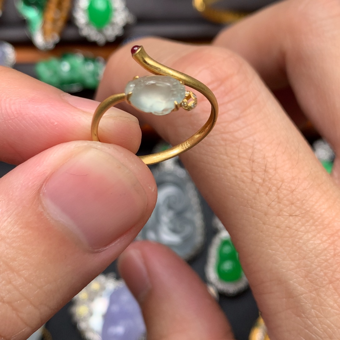 翡翠18K金镶嵌戒指