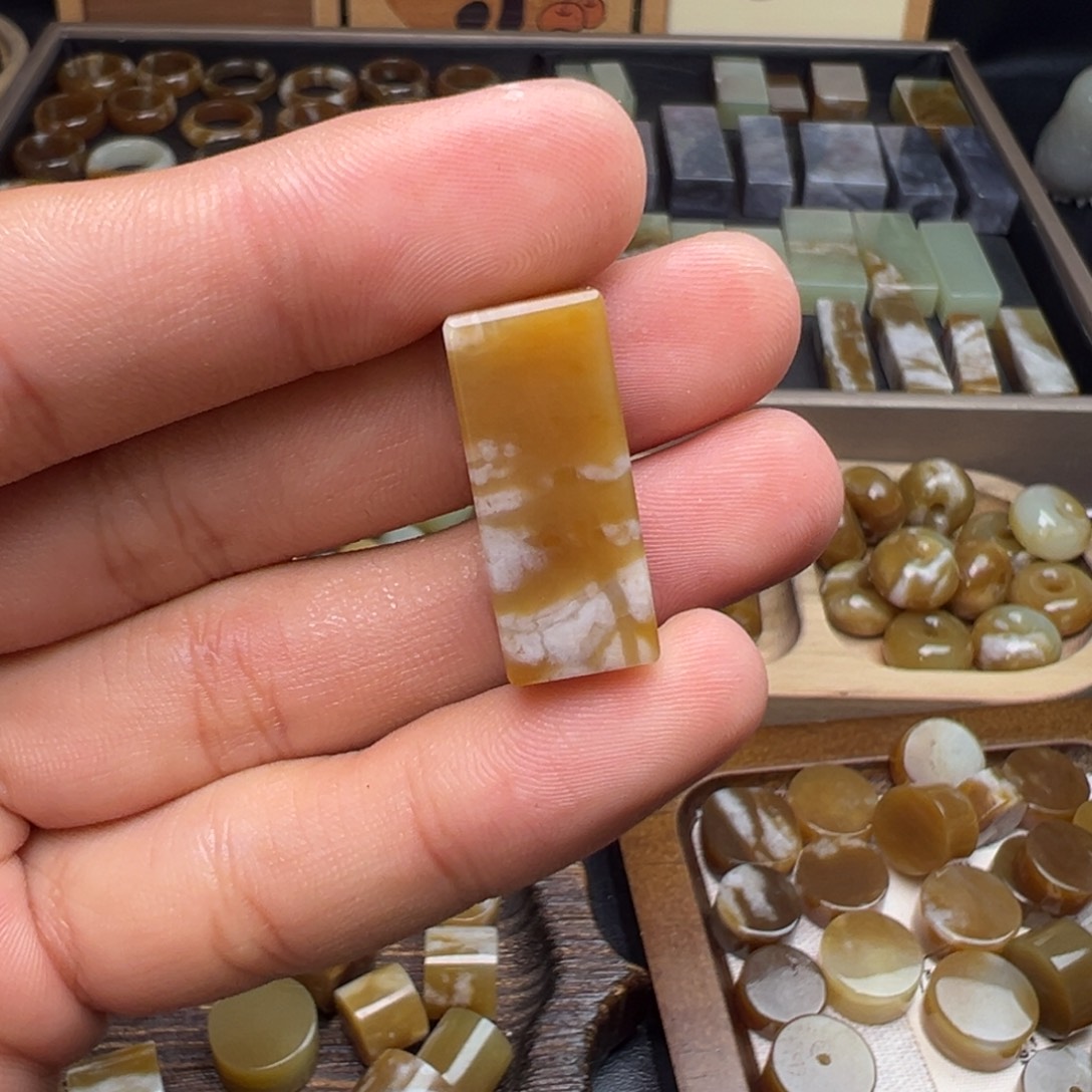 凶****和田玉（糖玉）未镶嵌珠宝奇石不退换