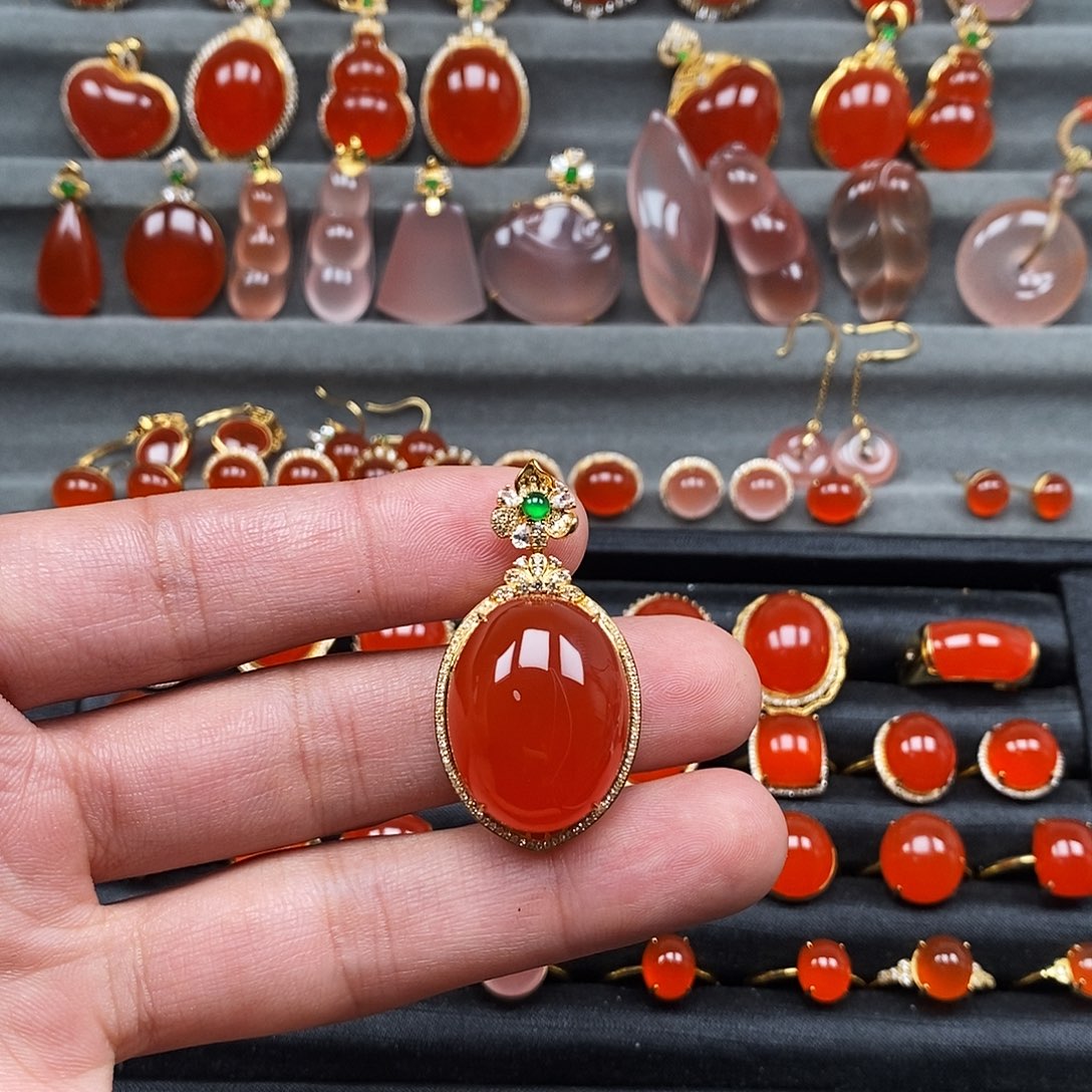 江***拾南红玛瑙18K金镶嵌颈饰