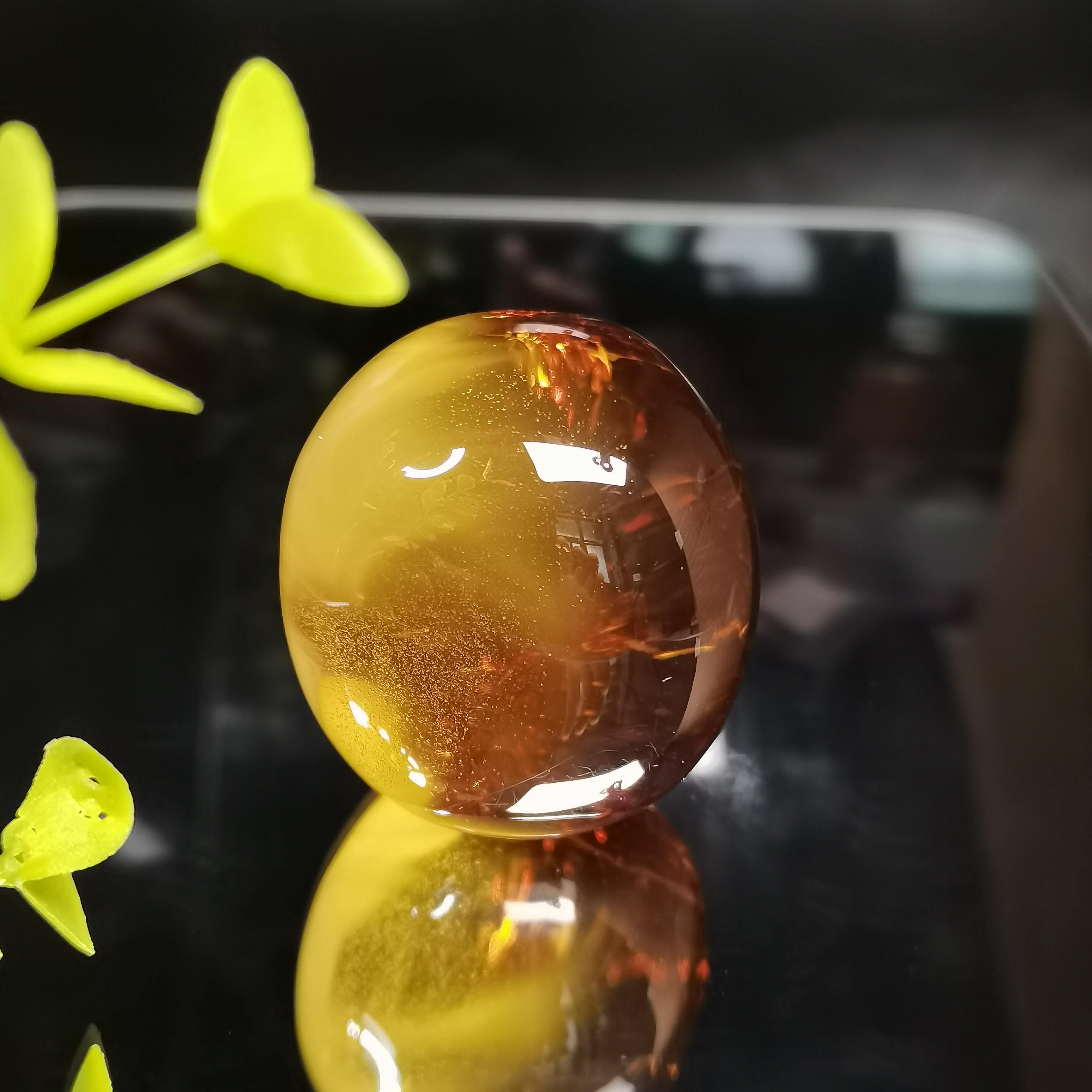 天然琥珀蜜蜡背留皮蛋面手把件金沙溶洞意境款毛衣吊坠约39.06g