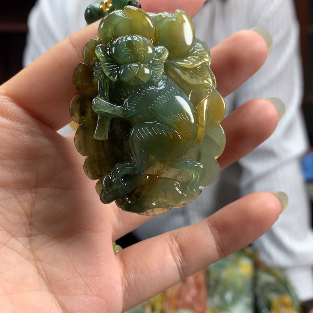 蛇纹石玉未镶嵌颈饰