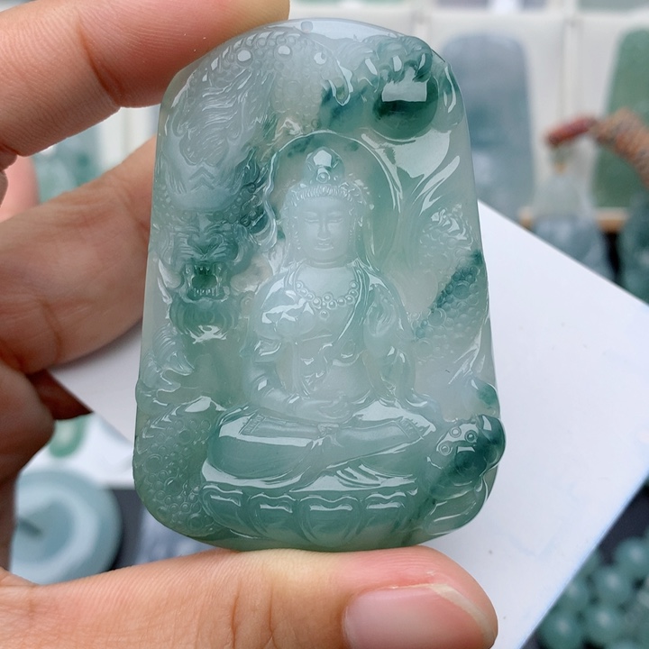 翡翠未镶嵌颈饰御龙观音