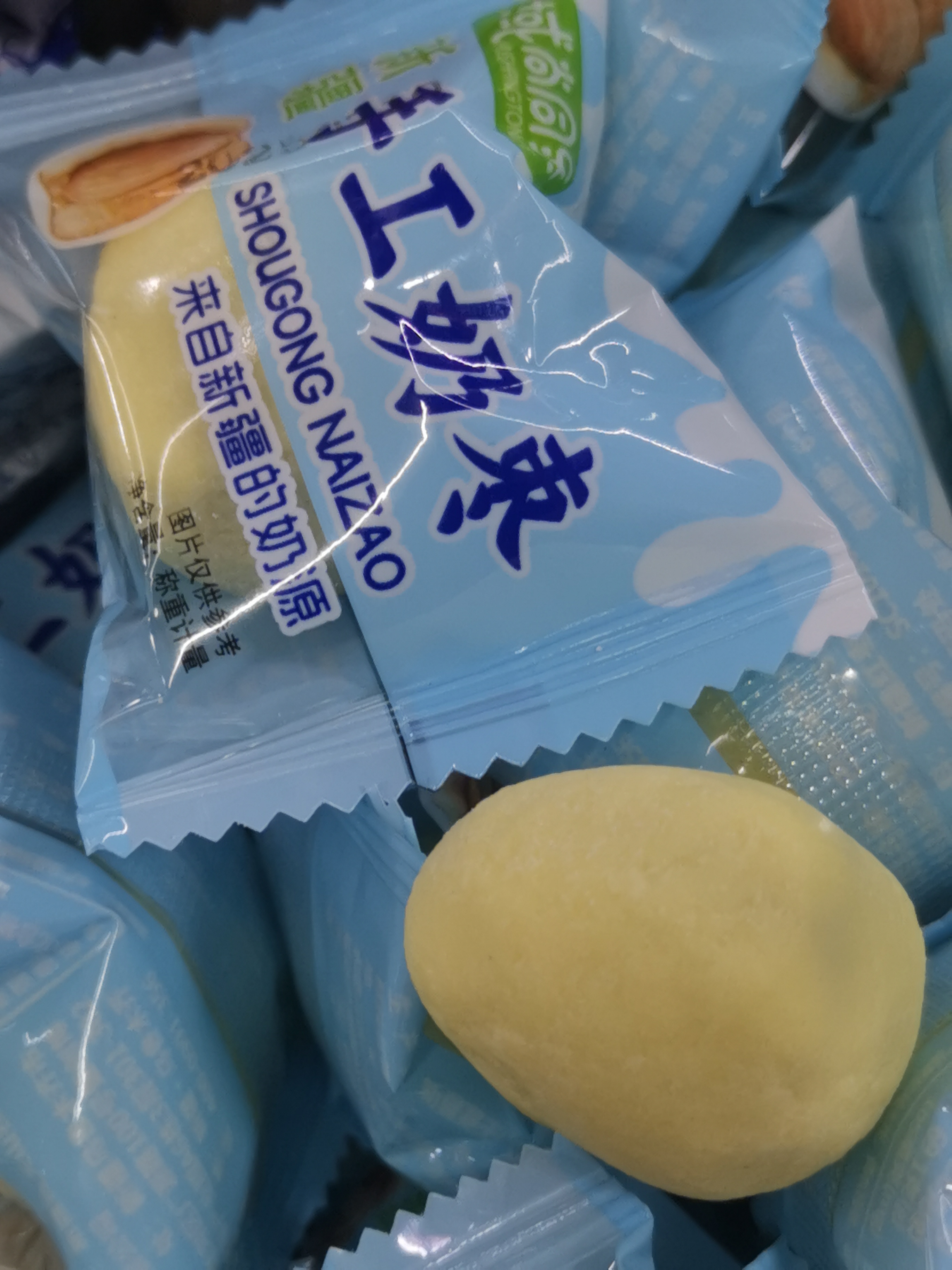 新疆巴旦木夹心奶枣网红休闲零食营养无核特产