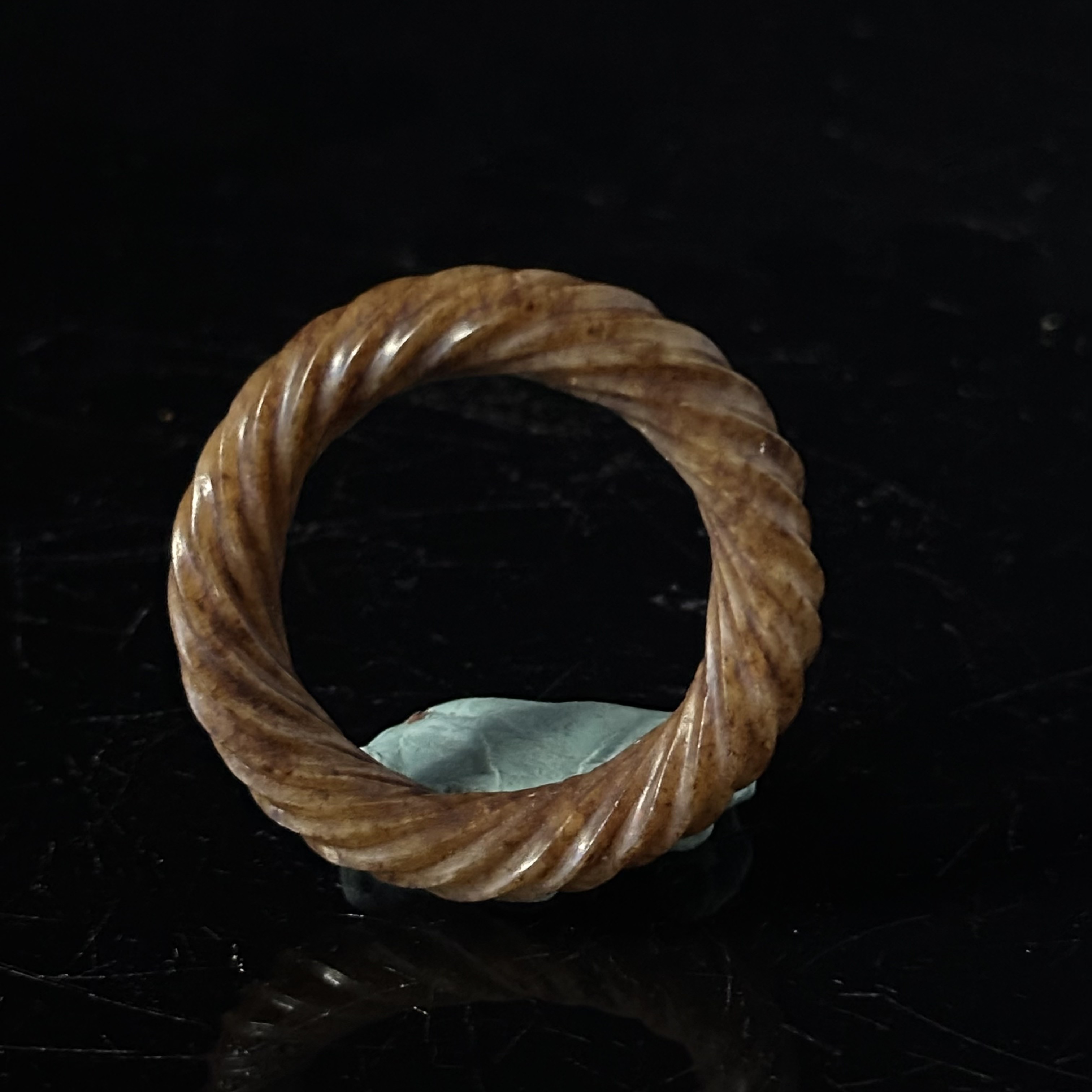 明代和田玉绞丝环