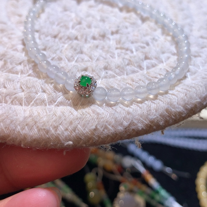 翡翠颈饰未镶嵌白冰手串